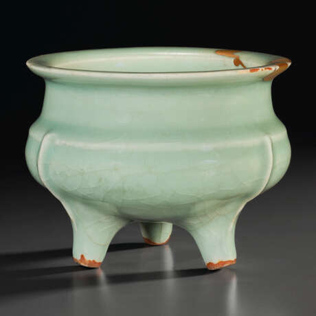 A LONGQUAN CELADON TRIPOD CENSER - фото 1