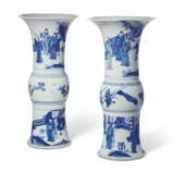 TWO BLUE AND WHITE GU-FORM VASES - Foto 1