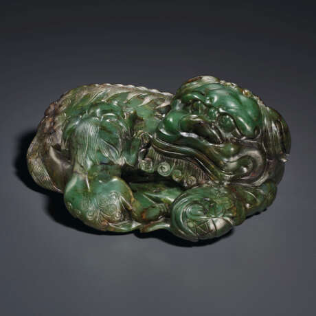 A LARGE SPINACH-GREEN AND BROWN JADE CARVING OF A BUDDHIST LION AND CUB - Foto 1