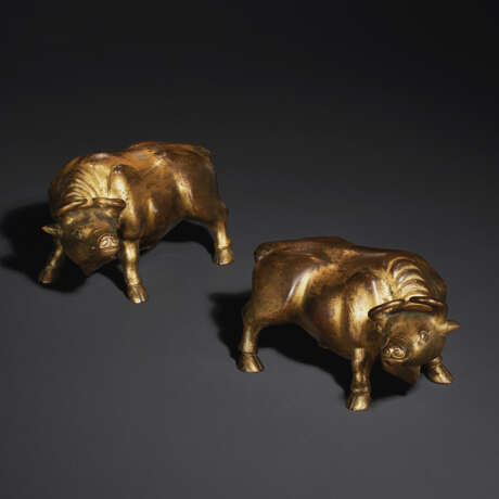 A RARE PAIR OF GILT-BRONZE FIGURES OF WATER BUFFALO - фото 1