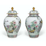 A PAIR OF FAMILLE ROSE BALUSTER JARS AND COVERS - фото 1