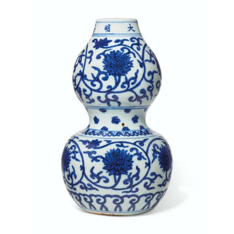 A BLUE AND WHITE DOUBLE-GOURD `LOTUS` VASE - фото 1
