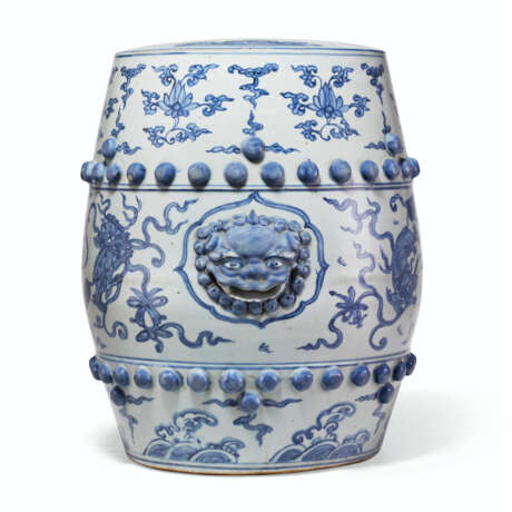 A BLUE AND WHITE GARDEN STOOL - Foto 1