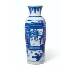 A FINELY DECORATED BLUE AND WHITE &#39;SLEEVE&#39; VASE