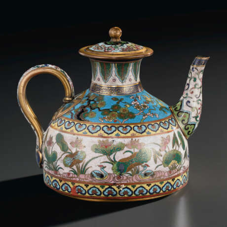 A VERY RARE AND UNUSUAL CLOISONN&#201; ENAMEL DOMED TEAPOT AND COVER - Foto 1