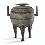 AN UNUSUAL ARCHAISTIC SILVER AND GOLD-INLAID BRONZE TRIPOD VESSEL AND COVER, DING - photo 1