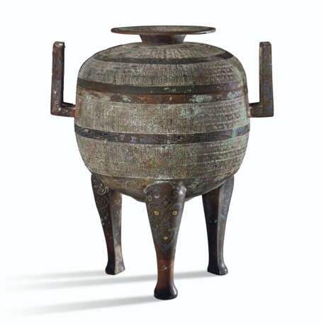 AN UNUSUAL ARCHAISTIC SILVER AND GOLD-INLAID BRONZE TRIPOD VESSEL AND COVER, DING - Foto 1