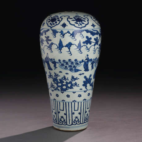 A VERY LARGE BLUE AND WHITE VASE, MEIPING - photo 1