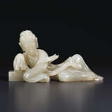A WHITE JADE FIGURAL BRUSH REST - фото 1