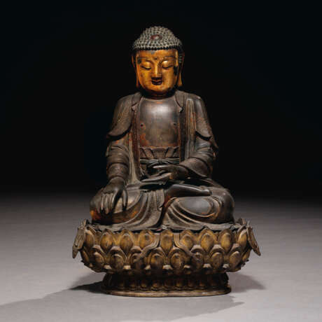 A GILT-LACQUERED BRONZE FIGURE OF BUDDHA - Foto 1