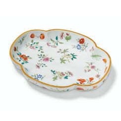 A FAMILLE ROSE QUADRILOBED TRAY