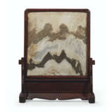 A MARBLE-INSET HARDWOOD SCREEN - Foto 1