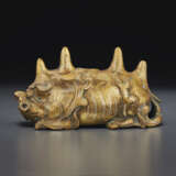 A SILVER-INLAID BRONZE MYTHICAL BEAST-FORM WATER POT AND BRUSH REST - Foto 1