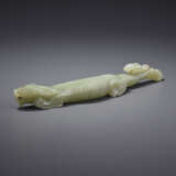 A GREYISH-GREEN JADE OF BIXIE-FORM WEIGHT - Foto 1