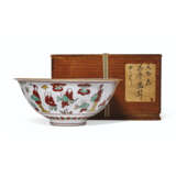 A RARE IRON-RED AND GREEN-ENAMELED `BOYS` BOWL - Foto 1