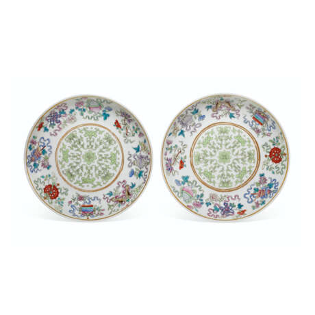A PAIR OF FAMILLE ROSE DISHES - photo 1
