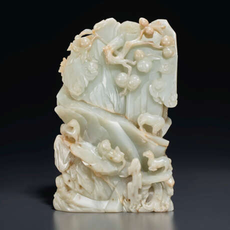 A CARVED PALE GREYISH-WHITE JADE MOUNTAIN - Foto 1