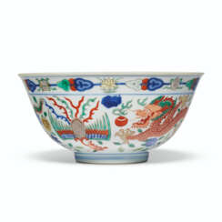 A WUCAI &#39;DRAGON AND PHOENIX&#39; BOWL