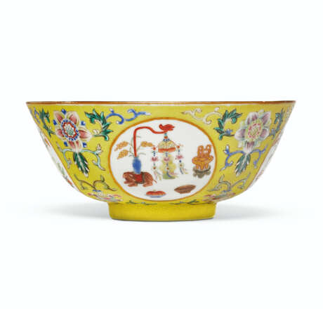 A FAMILLE ROSE YELLOW-GROUND SGRAFFIATO `MEDALLION` BOWL - photo 1