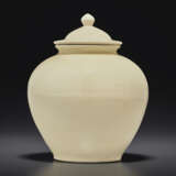 A WHITE-GLAZED JAR AND COVER - фото 1