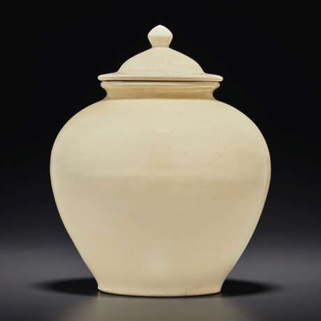 A WHITE-GLAZED JAR AND COVER - Foto 1