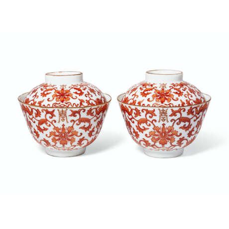 A PAIR OF IRON-RED-DECORATED CUPS AND COVERS - Foto 1