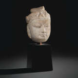 A SMALL MARBLE HEAD OF A BODHISATTVA - фото 1