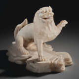 A WHITE MARBLE FIGURE OF A LION - Foto 1