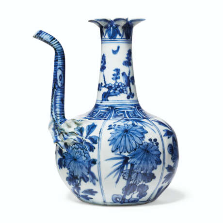 A BLUE AND WHITE `POMEGRANATE` EWER - Foto 1