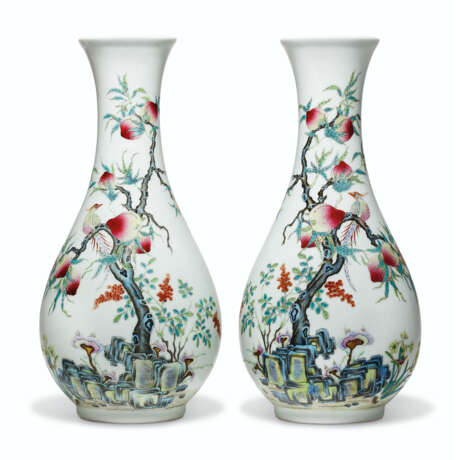 A PAIR OF FAMILLE ROSE `PEACH` VASES - фото 1