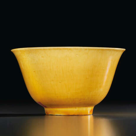 A SMALL YELLOW-GLAZED CUP - Foto 1