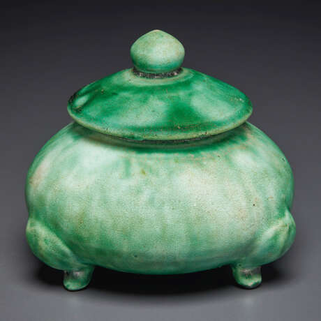 A SMALL GREEN-GLAZED TRIPOD JAR AND COVER - фото 1
