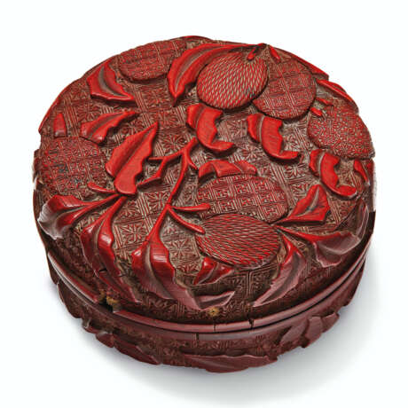 A SMALL CARVED RED LACQUER CIRCULAR BOX AND COVER - Foto 1