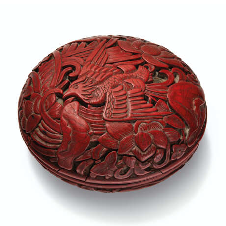 A SMALL CARVED RED LACQUER BOX AND COVER - Foto 1