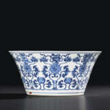 AN UNUSUAL BLUE AND WHITE FLARING BOWL - Foto 1
