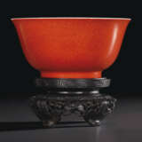 A SMALL CORAL-ENAMELED FAMILLE ROSE BOWL - фото 1
