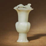 A MINIATURE WHITE JADE BEAKER VASE - фото 1