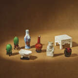 A GROUP OF EIGHT MINIATURE GLAZED TABLE ARTICLES - фото 1