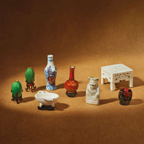 A GROUP OF EIGHT MINIATURE GLAZED TABLE ARTICLES - photo 1