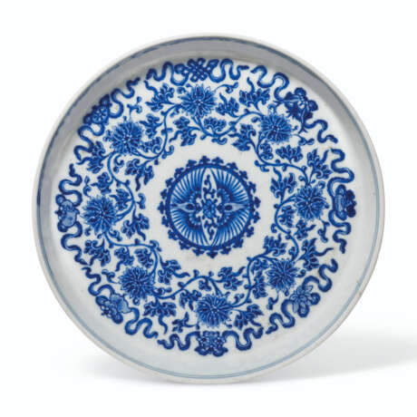 A SOFT-PASTE BLUE AND WHITE `LOTUS` DISH - фото 1