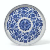 A SOFT-PASTE BLUE AND WHITE `LOTUS` DISH - Foto 1
