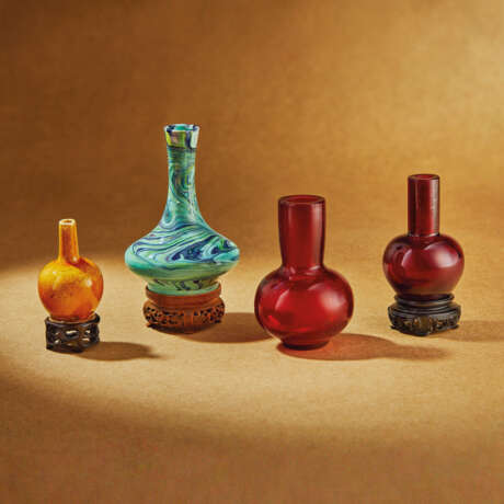 A GROUP OF FOUR MINIATURE BOTTLE VASES - Foto 1