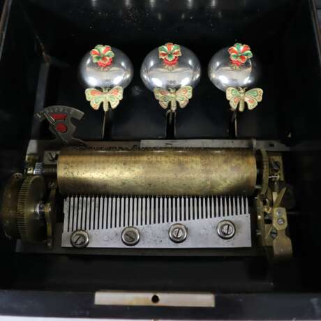 Walzenspieluhr mit drei Glocken - photo 6