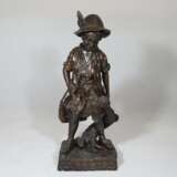 Große Bronzefigur “Junger Jäger mit Beute” - Foto 1