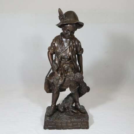 Große Bronzefigur “Junger Jäger mit Beute” - фото 1