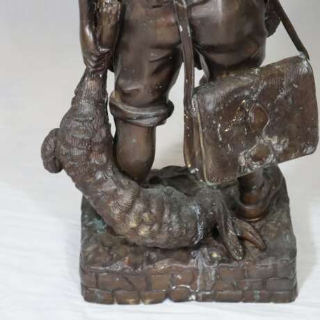 Große Bronzefigur “Junger Jäger mit Beute” - photo 3