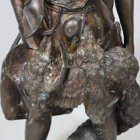 Große Bronzefigur “Junger Jäger mit Beute” - Foto 9