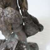 Große Bronzefigur “Junger Jäger mit Beute” - Foto 10