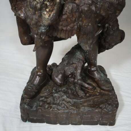 Große Bronzefigur “Junger Jäger mit Beute” - photo 11