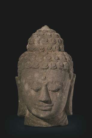 AN ANDESITE HEAD OF BUDDHA - photo 1